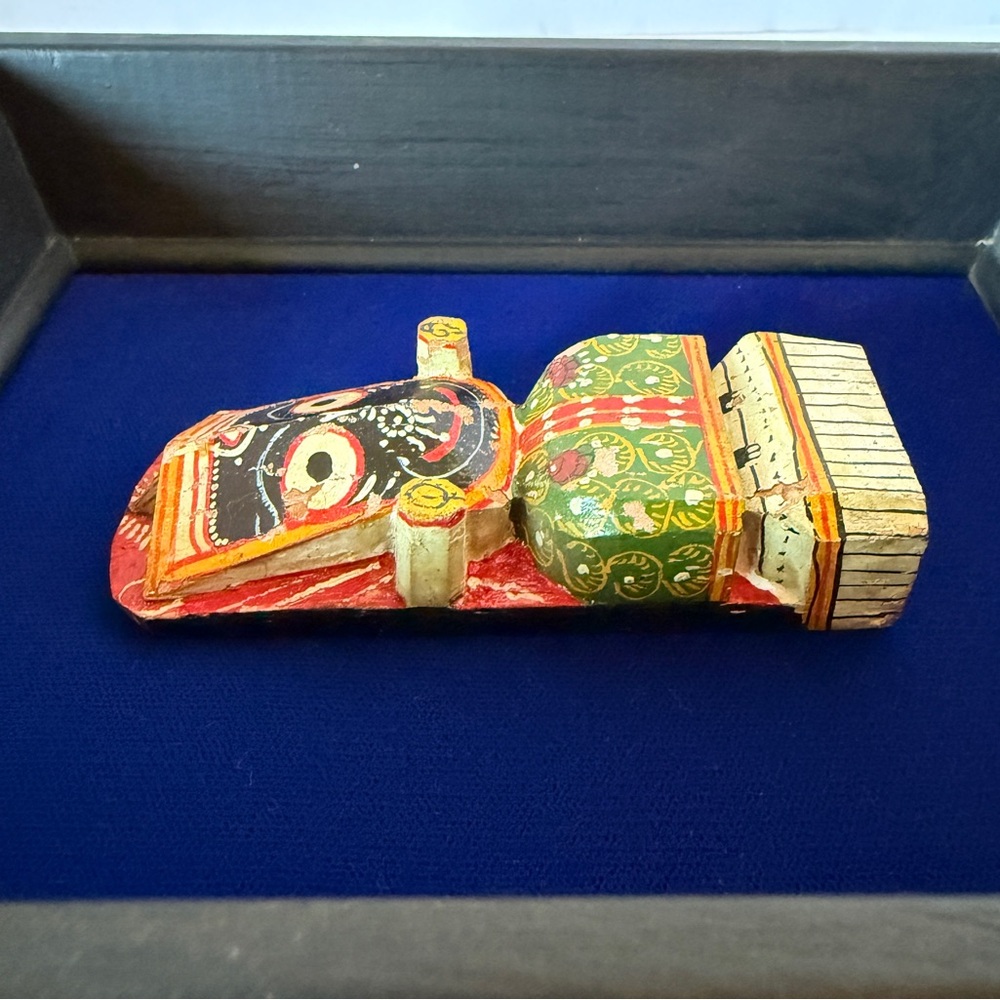 Vintage Framed Hand-Carved Jagannath Wooden Figurine from India Blue Velvet - Picture 7 of 15